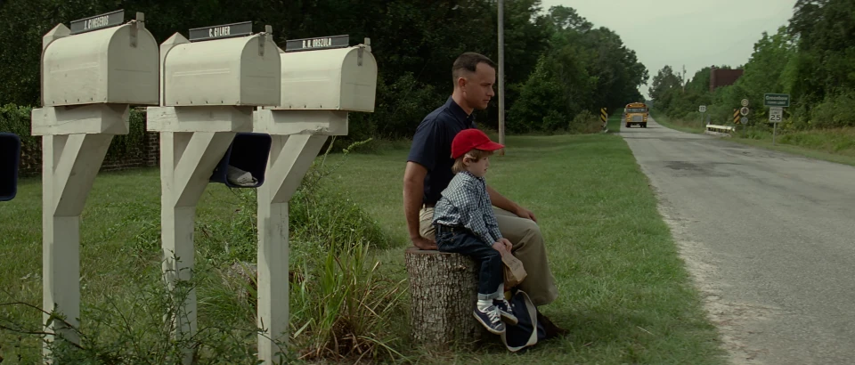 Forrest et son fils attendent le car de l'école